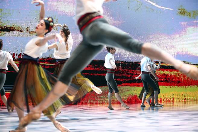《战时挽歌》是乌俄战争爆发后的全新创作，是编舞家拉特曼斯基 Alexei Ratmansky写给乌克兰人民的一封情书。（邓博仁摄）