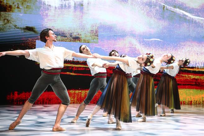 《战时挽歌》是乌俄战争爆发后的全新创作，是编舞家拉特曼斯基 Alexei Ratmansky写给乌克兰人民的一封情书。（邓博仁摄）