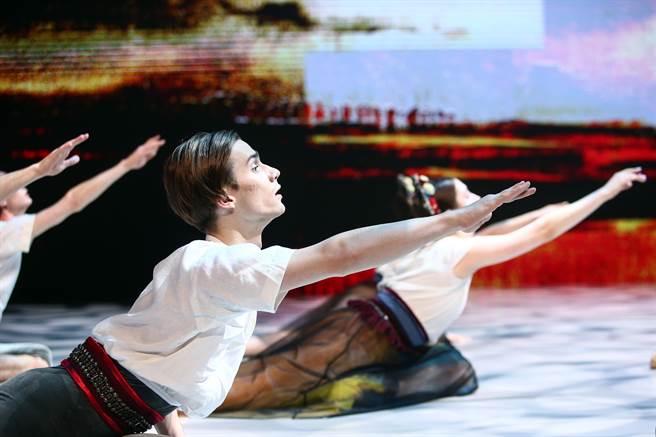 《战时挽歌》是乌俄战争爆发后的全新创作，是编舞家拉特曼斯基 Alexei Ratmansky写给乌克兰人民的一封情书。演出片段，让人联想到战地摄影师罗伯卡帕抢滩的画面。（邓博仁摄）