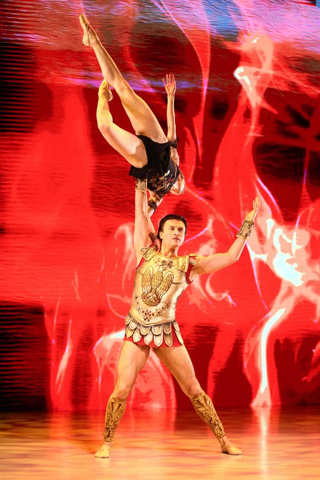 《斯巴达》以罗马共和时代为背景，重现斯巴达克斯起义的歷史故事，是一部以男性舞者为首的芭蕾舞剧，呈现出战士阳刚强劲的舞蹈之美。（邓博仁摄）