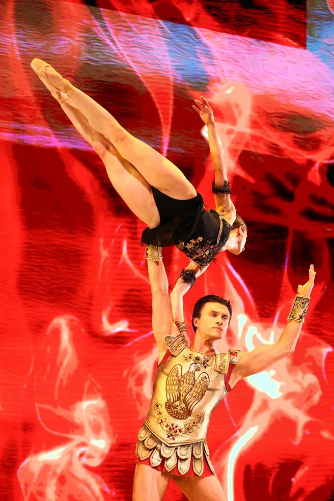 《斯巴达》以罗马共和时代为背景，重现斯巴达克斯起义的歷史故事，是一部以男性舞者为首的芭蕾舞剧，呈现出战士阳刚强劲的舞蹈之美。（邓博仁摄）