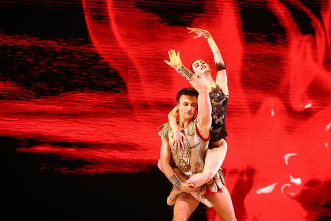 《斯巴达》以罗马共和时代为背景，重现斯巴达克斯起义的歷史故事，是一部以男性舞者为首的芭蕾舞剧，呈现出战士阳刚强劲的舞蹈之美。（邓博仁摄）