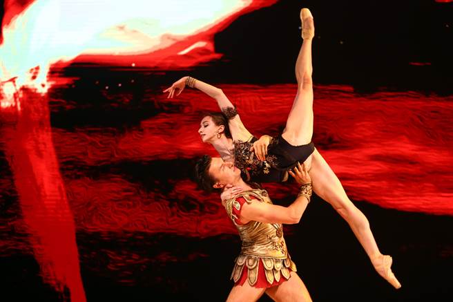 《斯巴达》以罗马共和时代为背景，重现斯巴达克斯起义的歷史故事，是一部以男性舞者为首的芭蕾舞剧，呈现出战士阳刚强劲的舞蹈之美。（邓博仁摄）