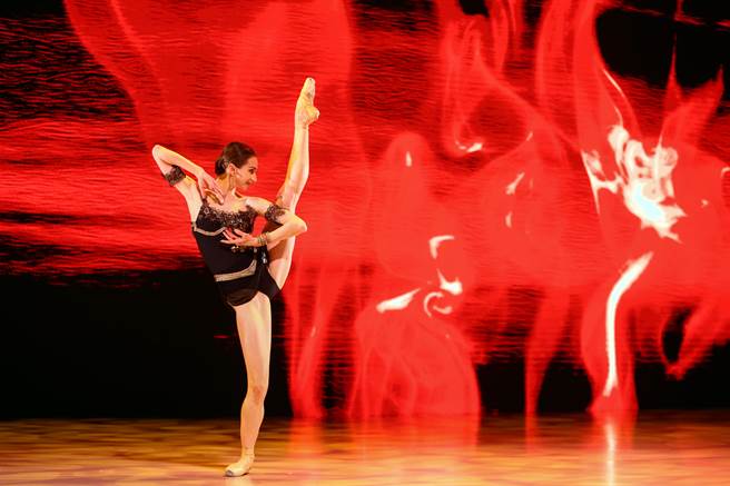 《斯巴达》以罗马共和时代为背景，重现斯巴达克斯起义的歷史故事，是一部以男性舞者为首的芭蕾舞剧，呈现出战士阳刚强劲的舞蹈之美。（邓博仁摄）