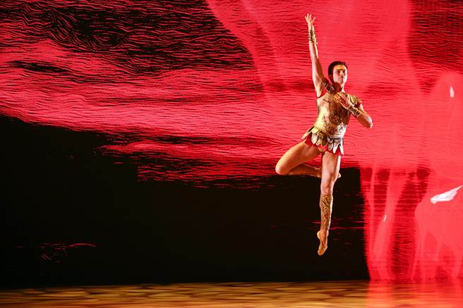 《斯巴达》以罗马共和时代为背景，重现斯巴达克斯起义的歷史故事，是一部以男性舞者为首的芭蕾舞剧，呈现出战士阳刚强劲的舞蹈之美。（邓博仁摄）