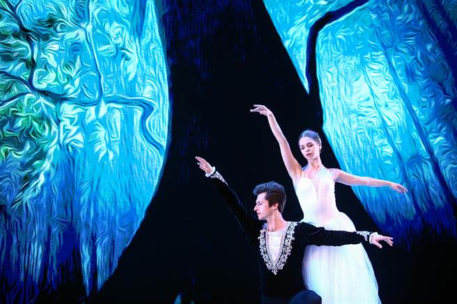 舞团首部舞剧作品《吉赛儿》为精选浪漫主义时期的芭蕾舞剧代表作。本次演出的第二幕慢板中，男舞者追悔莫及的细腻情感戏与女主角快速旋转的炫技舞蹈，是浪漫芭蕾不可错过的经典。（邓博仁摄）