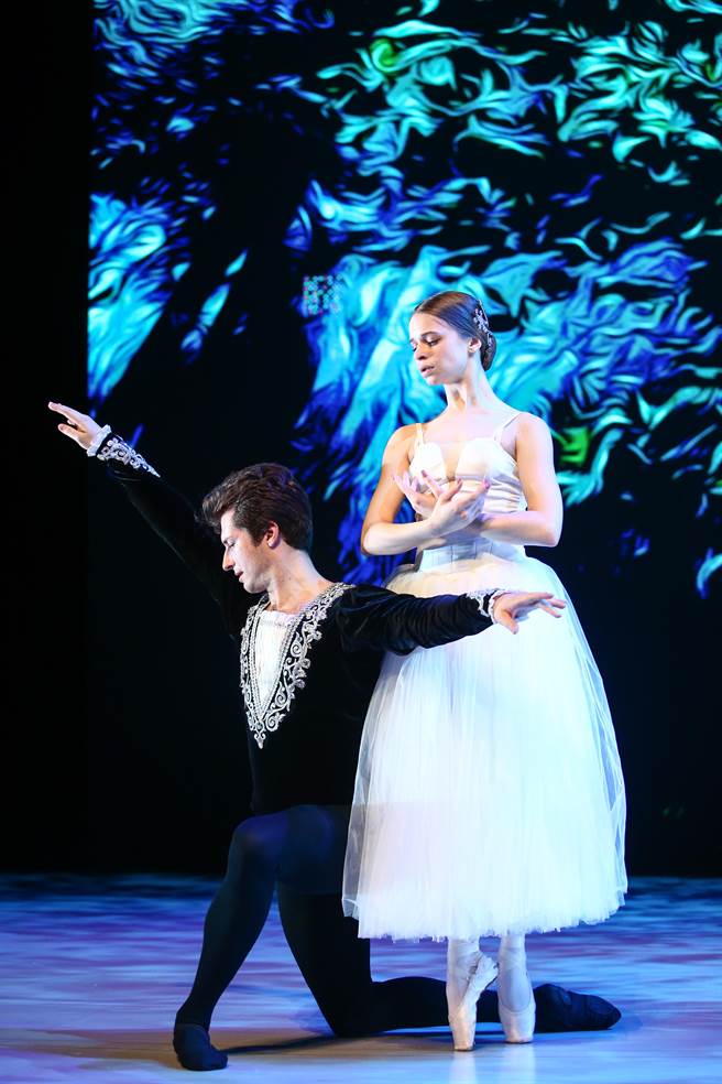 舞团首部舞剧作品《吉赛儿》为精选浪漫主义时期的芭蕾舞剧代表作。本次演出的第二幕慢板中，男舞者追悔莫及的细腻情感戏与女主角快速旋转的炫技舞蹈，是浪漫芭蕾不可错过的经典。（邓博仁摄）