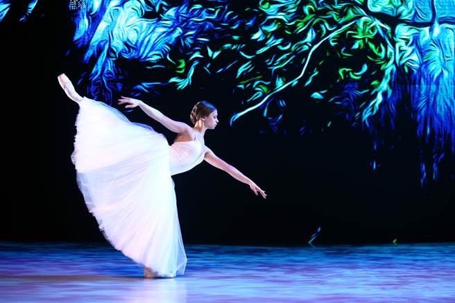 舞团首部舞剧作品《吉赛儿》为精选浪漫主义时期的芭蕾舞剧代表作。本次演出的第二幕慢板中，男舞者追悔莫及的细腻情感戏与女主角快速旋转的炫技舞蹈，是浪漫芭蕾不可错过的经典。（邓博仁摄）