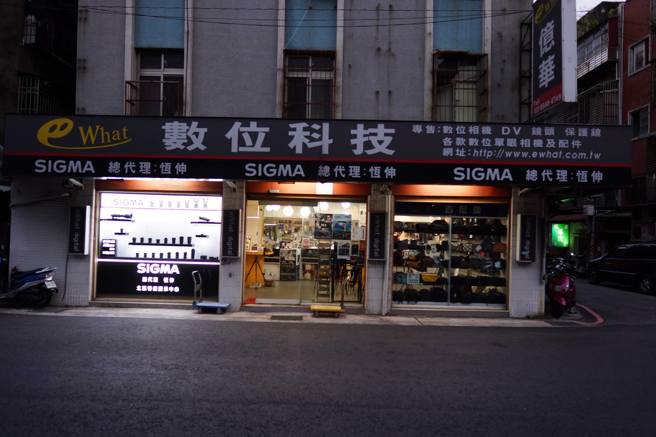 亿华相机店宣布5月2日熄灯，让相机老玩家们非常不舍。(图／亿华脸书)