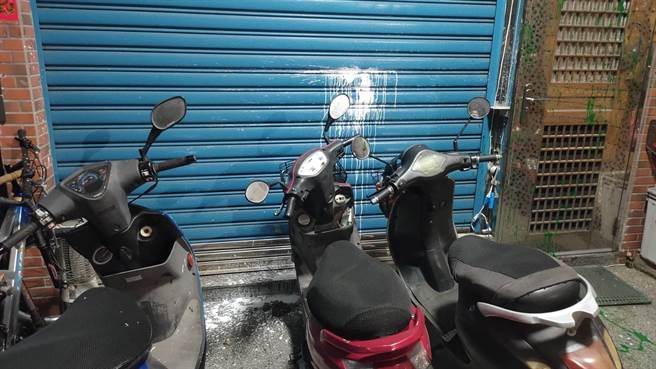 东港镇林男因不满邻居郭男长期用花盆占巷口、影响车辆出入，日前找上对方沟通，不料2人一言不合起了口角还互殴、泼漆。（警方提供／谢佳潾屏东传真）