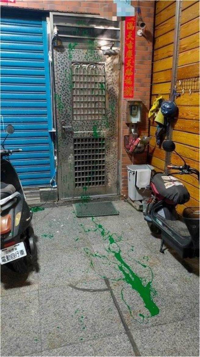 东港镇林男因不满邻居郭男长期用花盆占巷口、影响车辆出入，日前找上对方沟通，不料2人一言不合起了口角还互殴、泼漆。（警方提供／谢佳潾屏东传真）
