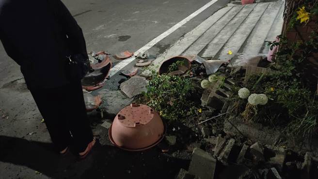 东港镇林男因不满邻居郭男长期用花盆占巷口、影响车辆出入，日前找上对方沟通，不料2人一言不合起了口角还互殴、泼漆。（警方提供／谢佳潾屏东传真）