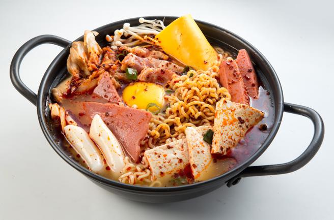 city’super竹北店主推微辣汤头的「韩式部队锅」180元、第2件120元。（city’super提供）