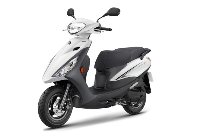 即日起至5月9日至家乐福量贩店、线上购物单笔满1000元，超市、家速配满500元，可抽YAMAHA 劲豪125碟煞版。（家乐福提供）