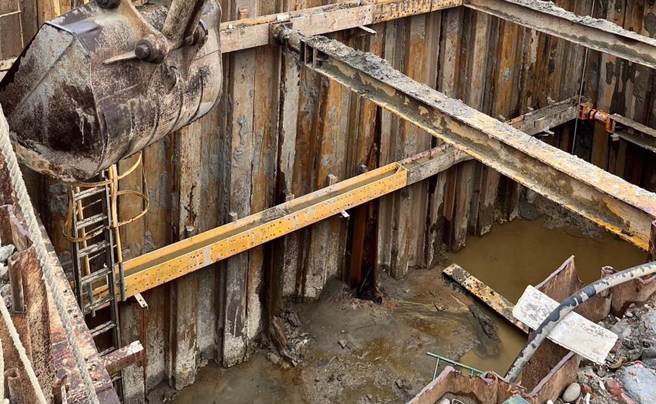 台15线及台4线配合桃园国际机场扩建办理改线工程，26日上午发生爆管事故，造成一名工人坠井身亡。（翻摄照片／蔡明亘桃园传真）