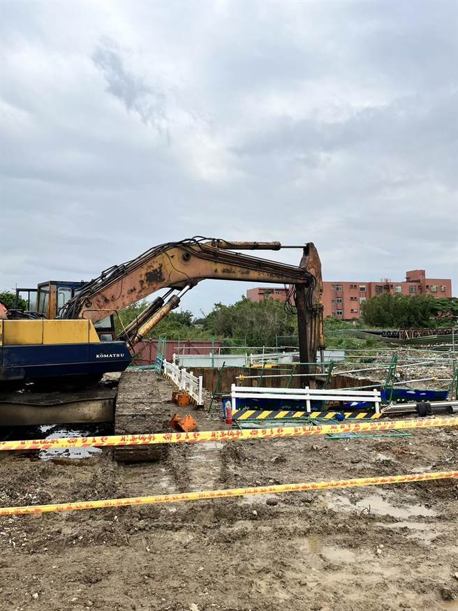 台15线及台4线配合桃园国际机场扩建办理改线工程，26日上午发生爆管事故，造成一名工人坠井身亡。（翻摄照片／蔡明亘桃园传真）