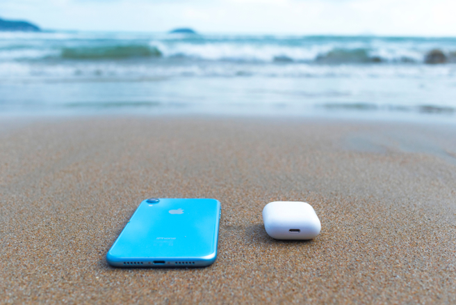 一名美国男子在夏威夷将手机掉入海中，好心人帮忙救回手机。（示意图／shutterstock）