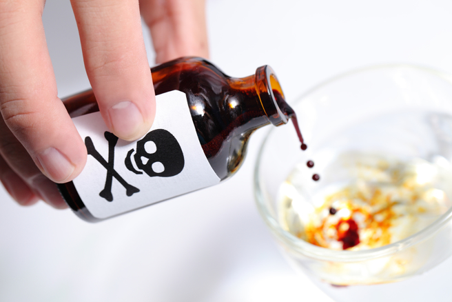 一名叫莎拉拉（Sararat Rangsiwuthaporn）的女子，涉嫌利用氰化物毒死至少11人，她在25日被捕。（示意图／Shutter Stock）