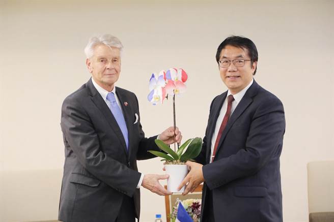 法参议院副议长李察访台南，市长黄伟哲赠法国国旗兰花。（台南市政府推提供／曹婷婷台南传真）