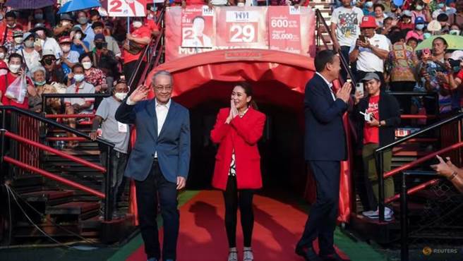 中断8年、意欲重新掌权的为泰党于本月5日宣布，若胜选，将向每位16岁及以上的泰国公民发放1万泰铢，并称其目的是为了刺激经济。（路透社）