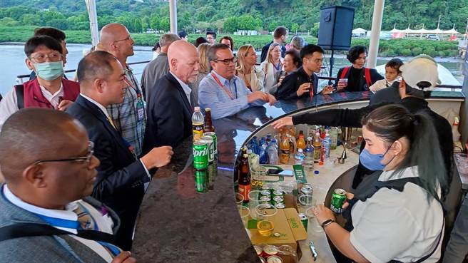 新北市邀请来自世界各国的兽医师们，搭乘渡轮行驶于淡水蓝色公路，尽地主之谊进行国。(黄敬文摄)