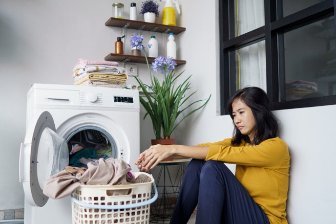 请「婆婆同居人」自己洗晒内裤，尪一听竟爆气：怎不叫我这样做？（示意图/shutterstock）