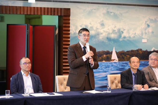 基隆市长谢国梁（中）27日下午参加台湾智慧物流学校交流筹备会议，这也是去年他访美期间承诺将在基隆设立的产学中心政见的具体实践。（基隆市政府提供／张志康基隆传真）