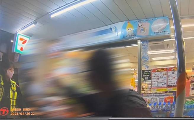 男子酒后与超商店员起口角争执，员警到场处理。（简铭柱翻摄）