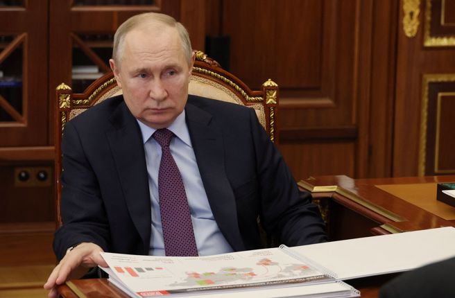 俄国总统普丁27日在克鲁姆林宫与俄国肥料制造业者开会。（图／路透社）