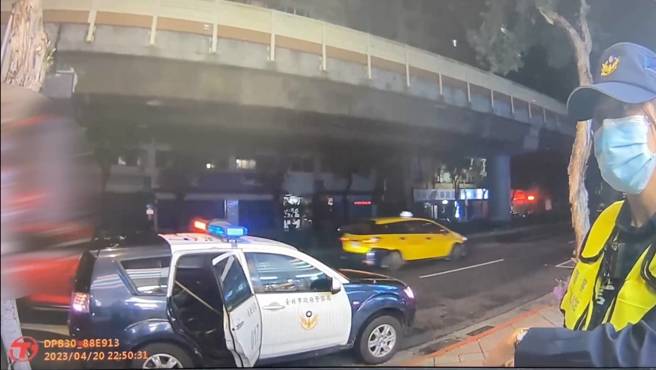 员警拦下骆男并质问为何动手打人。（简铭柱翻摄）