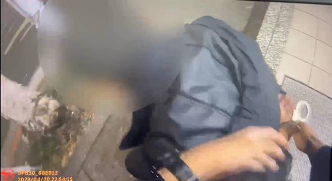 警方将骆男依伤害罪现行犯上铐逮捕。（简铭柱翻摄）