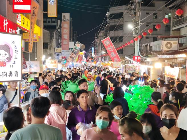 大甲镇澜宫妈祖今晚8点顺利驻驾彰化县北斗镇奠安宫，晚间大批信眾涌入「妈祖夜市」。（吴建辉摄）