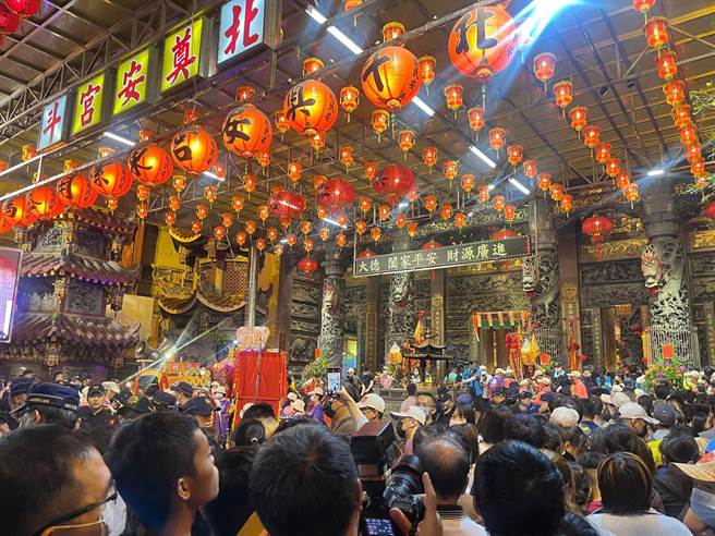 今天晚间8点多大甲妈祖銮轿在万人簇拥下，顺利驻驾北斗奠安宫，预计凌晨12点20分起驾，继续往北前行。（吴建辉摄）