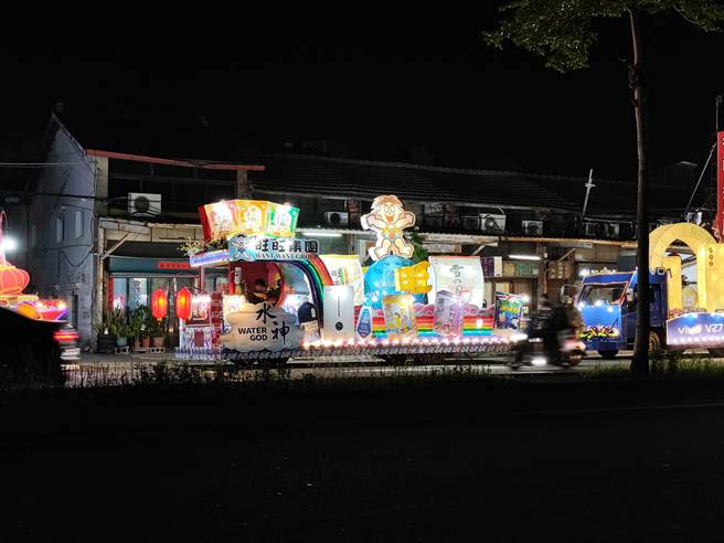 旺旺集团也派出造型花车共襄盛举。（吴建辉摄）