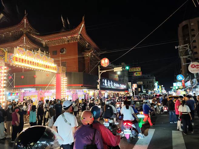 北斗奠安宫附近涌入大批信眾，灯火辉煌宛如不夜城。（吴建辉摄）