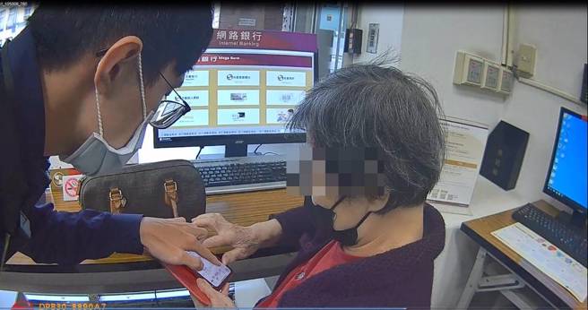 警方耐心劝说，成功协助拦阻锺女匯款。（简铭柱翻摄）