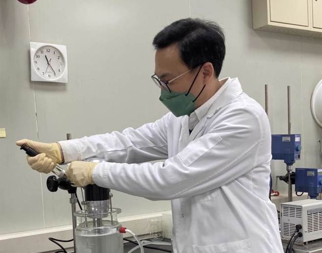 台湾东洋内湖厂以处理微脂体等高技术障碍产品为主，此为主管实际操作示意图。(洪凯音摄)