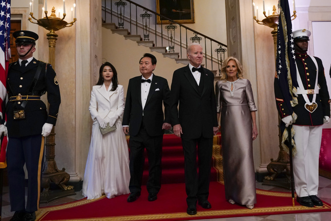 美国总统拜登与夫人吉儿，26日在华府白宫举办国宴接待南韩总统尹锡悦与夫人金建希。（）