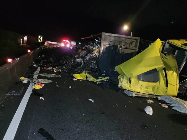 ▲现场货物散落一地，造成车道堵塞。（新北市警察局提供／徐佑升新北传真）