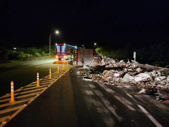 ▲散落货物堵塞基隆往宜兰方向车道。（新北市警察局提供／徐佑升新北传真）