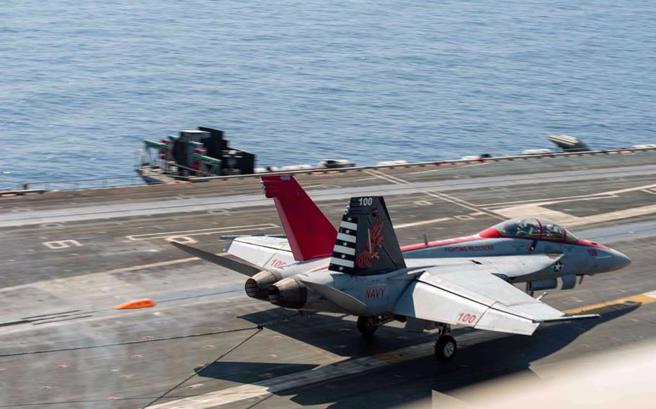 美方空军力量要靠航母舰载机才能发挥。图为尼米兹号完成第35万次降落。（图／美国海军）