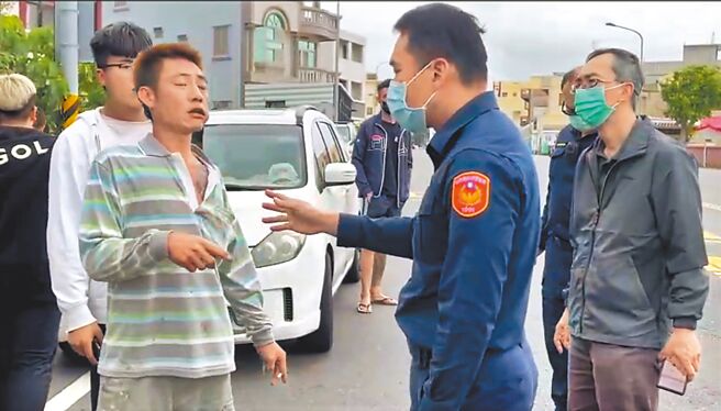 马公分局长黄政龙赶到东卫派出所坐镇，挡在洪男亲友前面，说明警方一定会依法严办。（民眾提供／张茂雄澎湖传真）