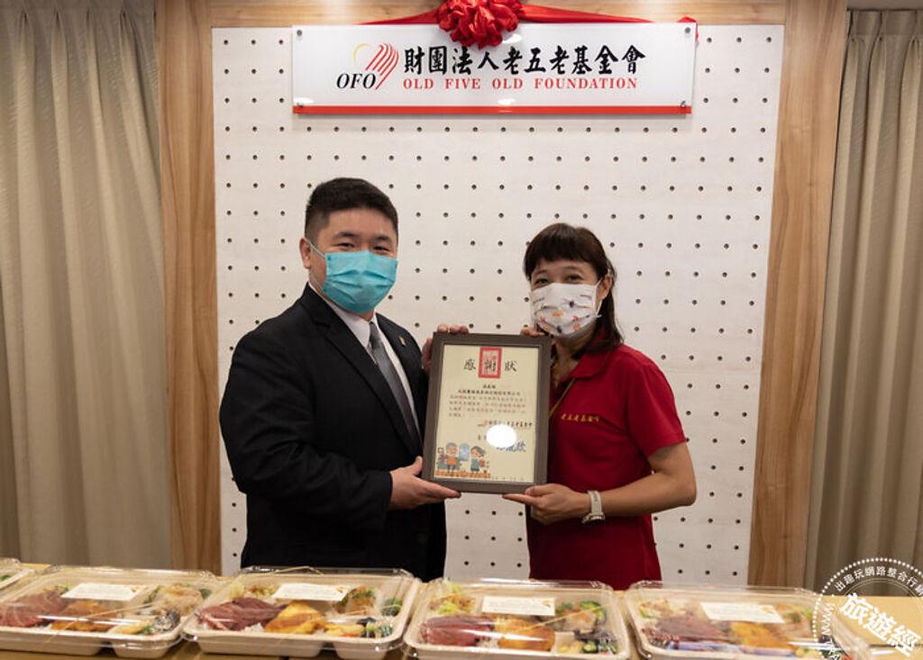 麗禧酒店白哲瑋副總經理代表飯店將公益餐盒捐贈予老五老基金會。（北投麗禧提供）
