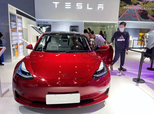特斯拉车型已趋于老化，Model 3与Model Y车型对消费者的吸引力逐渐疲乏，不过制造的成本持续降低，降价促销是抢市占率最简单有效的方法。（图／路透）