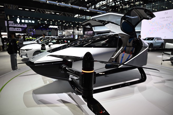 蔚来是造车新兴势力中较具实力的一家，但在特斯拉持续降价策略下，经营前景障碍重重。图为广州车展上蔚来设计的飞行汽车。（图／新华社）