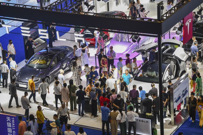 除了比亚迪之外，其他新兴电动车厂都还在亏损线下挣扎，一旦特斯拉持续降价，这些亏损的电动车厂很快就难以立足，被迫加速退出市场。（图／中新社）