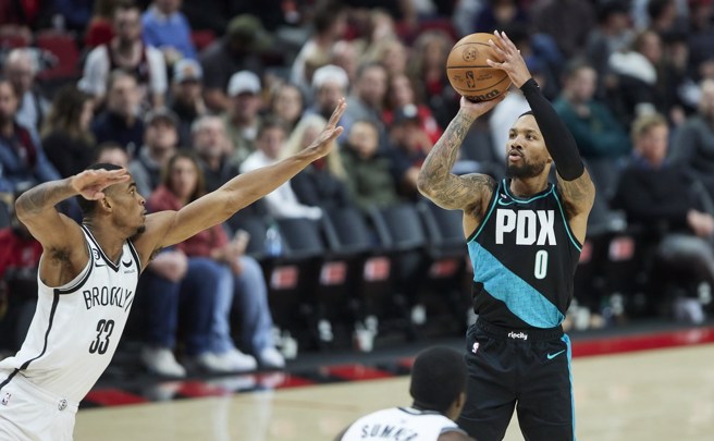 利拉德(右)有可能改披篮网战袍吗？(美联社资料照)