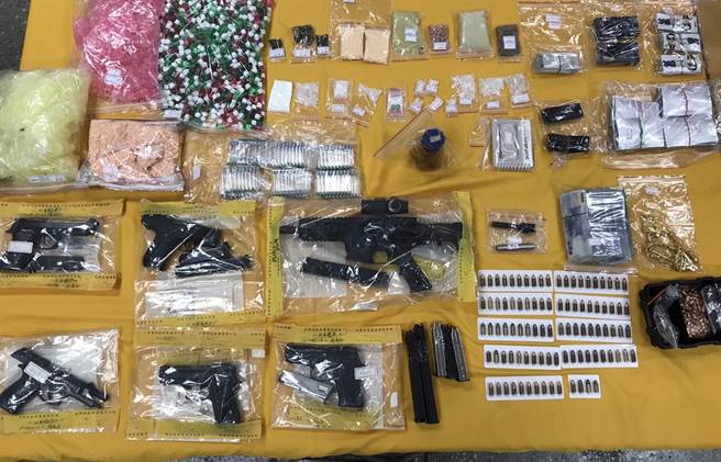 全案共查获改造手枪5支、改造长枪1支、子弹1批及改造工具1批及毒品安非他命约、毒品咖啡包、分装工具及各式毒品原料等证物。（高市凤山分局提供／杨舒婷高雄传真）★《中时新闻网》关心您：保护自己、远离毒品！