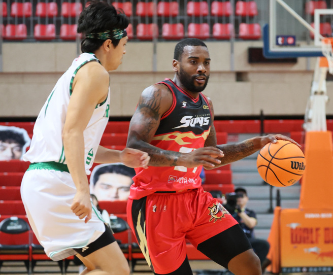 莱斯昨在季后挑战赛投进枪响绝杀三分球，帮助臺中太阳逆转击败台啤英熊。（T1联盟提供）