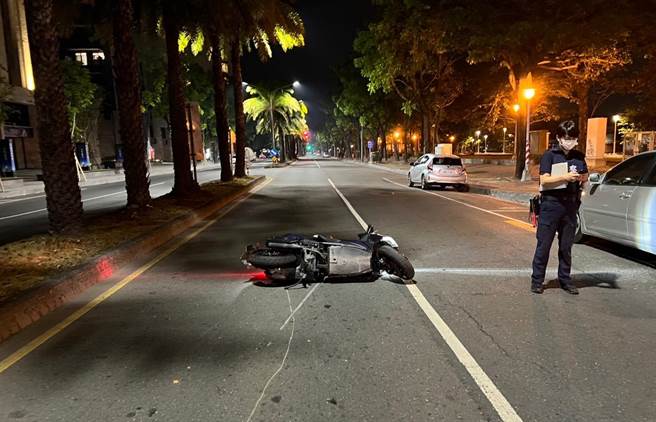 高雄一名高中生凌晨骑车自撞，送医不治身亡。（翻摄照片／崔正纲高雄传真）